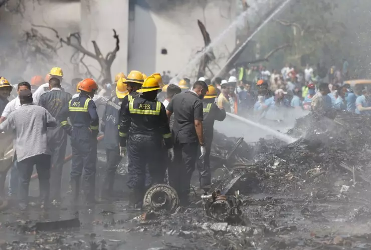 Accidente de avión deja decenas de muertos