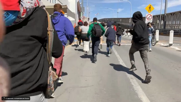Migrantes_rompen_barricada_intentar_cruzar_frontera_EU.jpg