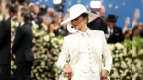 ¡Perfecta y auténtica! Zendaya impactó a todos en la MET Gala con un traje sastre elegante con pantalones acampanados. En cuanto al maquillaje, la actriz optó por tonos suaves y unos labios nude.