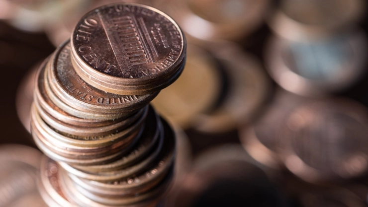 Una montaña de monedas de un centavo de dólar