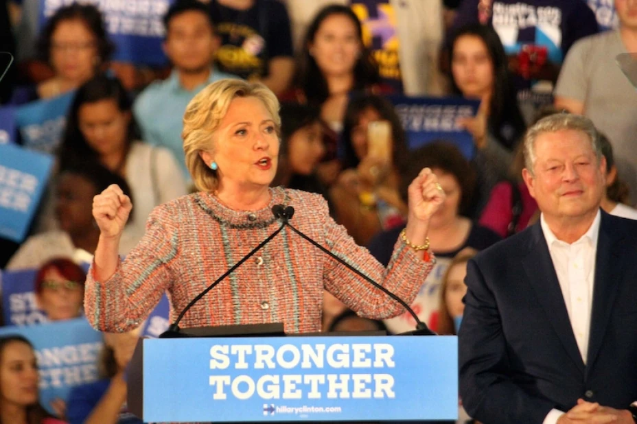 Exonera FBI a Clinton