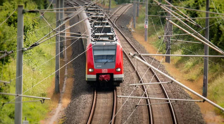 Modelo muere arrollada por un tren en sesión de fotos