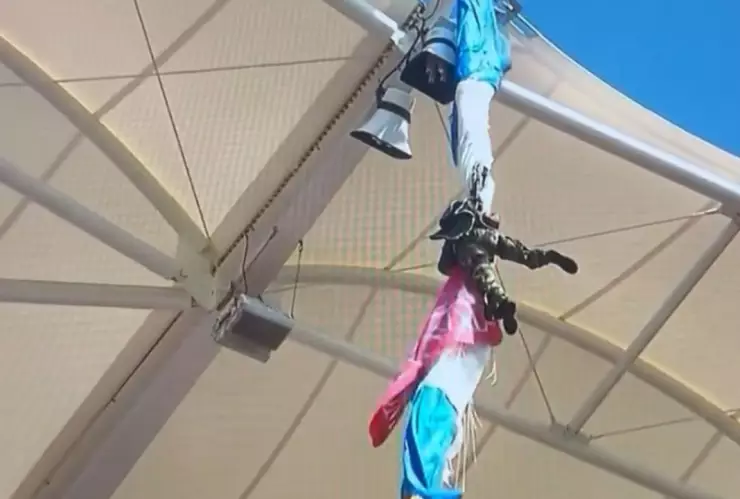 VIDEO Paracaidista queda colgado del techo en pleno partido de rugby