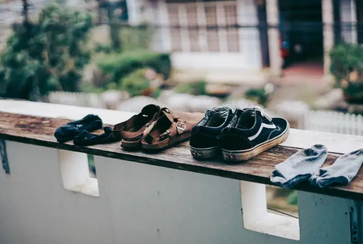 El producto que neutraliza malos olores en zapatos y previene aparición de bacterias; no es el talco