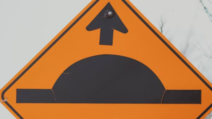 Mujer demanda a la ciudad y cobra 7.5 millones de dólares tras caerse por pisar un bache