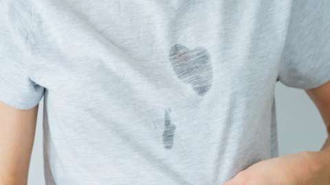 El truco casero de los expertos para quitar el aceite de la ropa