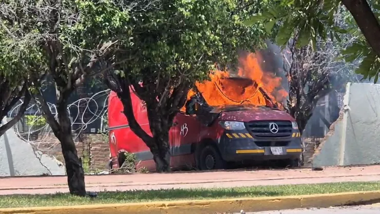 Ayotzinapa: Normalistas intentan irrumpir batallón de Iguala con camioneta en llamas
