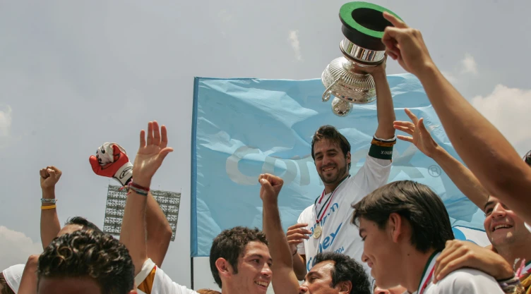HUGO SANCHEZ, ISRAEL CASTRO y JOAQUIN BELTRAN celebrando con sus compañeros.