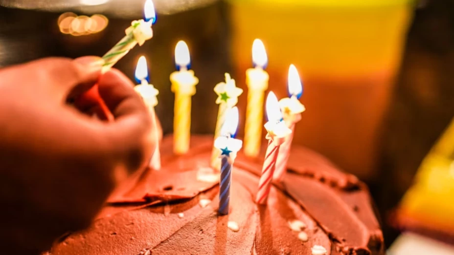 Video: Mujer expone a su novio en su cumpleaños con fotos de sus amantes