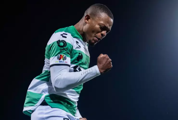 Harold Preciado marca el 1-0 ante América en el Estdio Corona