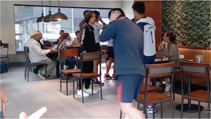 VIDEO_ Explota audífono en el oído de un joven estudiante y sorprende a todos