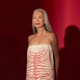 Mujer de 69 años comenzó una carrera como modelo después de criar a 3 hijos y decidió que todavía podía cumplir sus propios sueños