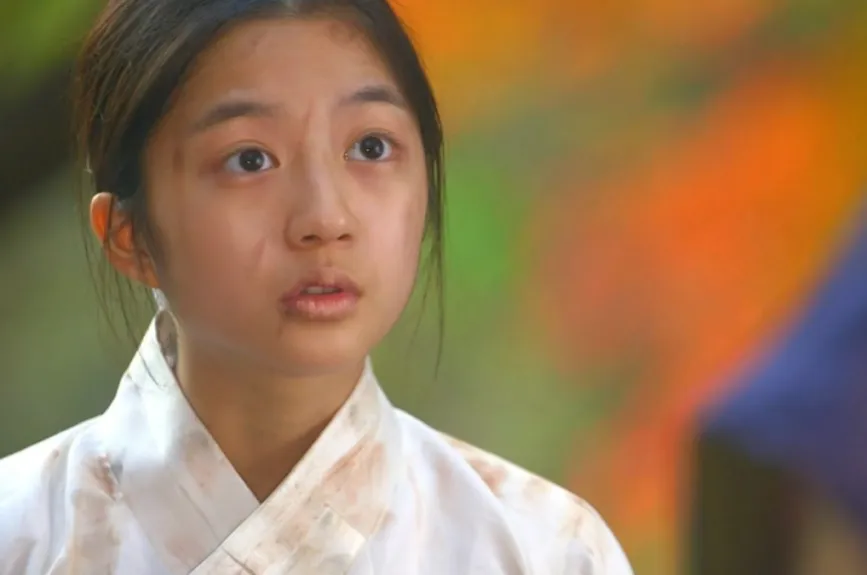 El episodio 3 culmina sin grandes explosiones, pero con un latido creciente entre los protagonistas: Min-joon comienza a quebrarse como si ella, solo con su presencia, pudiera derretir su eternidad helada.