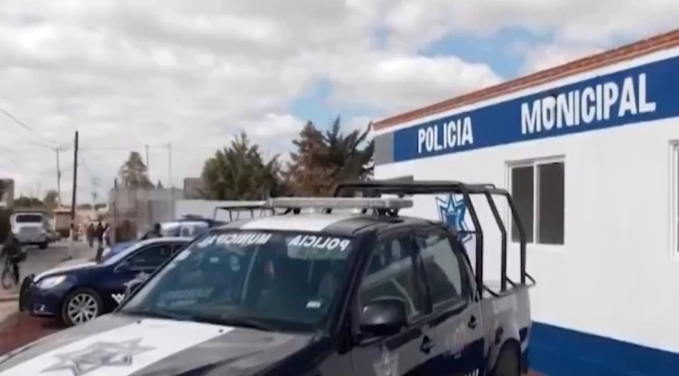 Roban armas 170 mil pesos policías: Comisaría Techaluta, Jalisco, víctima estafa telefónica