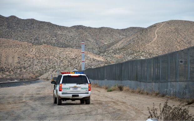 otra niña migrante casi muere en custodia de la cbp