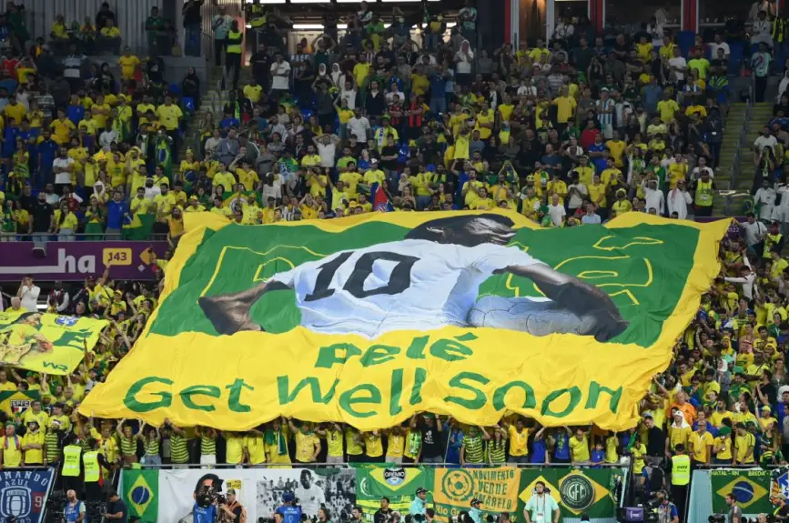 Afición brasileña muestra apoyo a Pelé