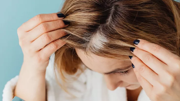 Tinte natural para cubrir las canas con hueso de aguacate