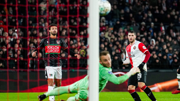 Santiago Giménez anota su gol 19 ante el NEC