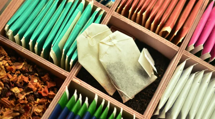 ¿Cuáles son los riesgos de las bolsitas de té comerciales? Esto sabemos