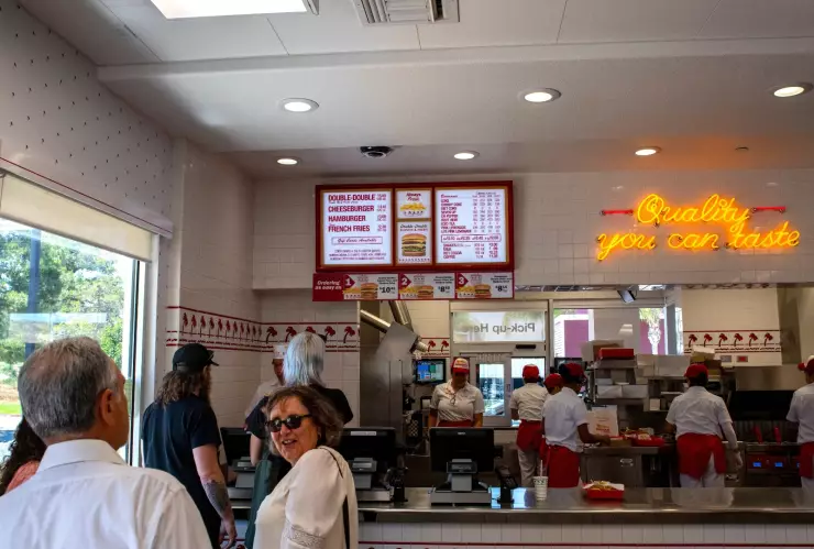 Personas pidiendo en un local de In-N-Out