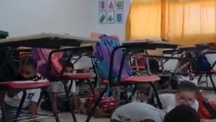 Maestra resguarda a sus alumnos de intensa balacera