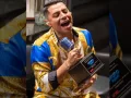 Eduin Caz Con Su Premio.jpg