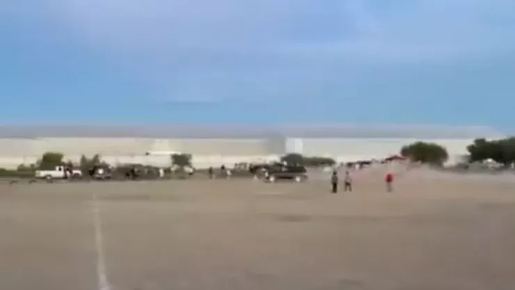¡Insólito! Camioneta ingresa a cancha de futbol y ATROPELLA a dos jugadores en Dolores Hidalgo (VIDEO FUERTE).jpg