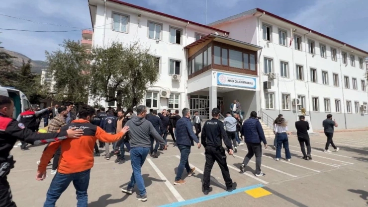 Agentes de policía uniformados y de paisano aseguran la zona tras un tiroteo mortal en una escuela de la provincia suroriental de Kahramanmaraş, Turquía , el 15 de abril de 2026. Fotografía tomada con un teléfono móvil.