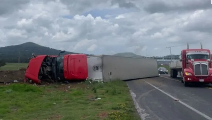 Tráiler sufre accidente y provoca cierre de la carretera Apizaco-Tejocotal en Tlaxcala hoy