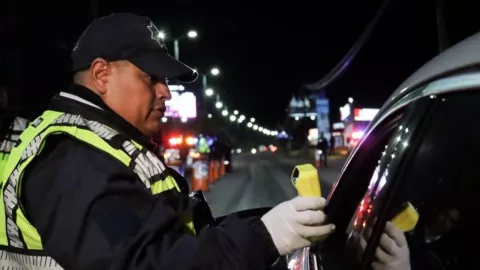 Evita manejar en estado de ebriedad, pues esto pone en riesgo tu integridad y la de los ciudadanos, motivo principal por la instalación de alcoholímetros.