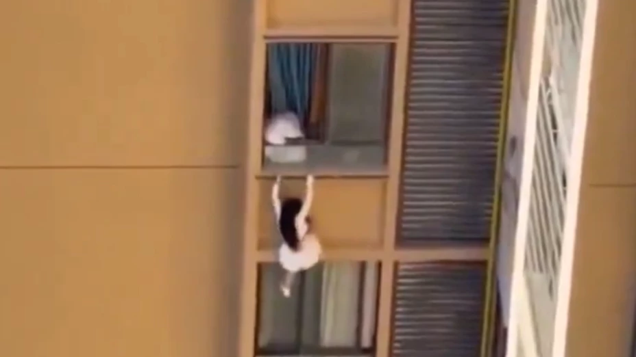 Mujer escapa por una ventana.png