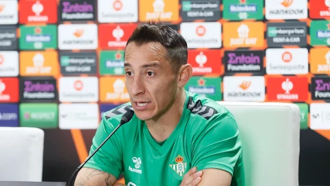 Andr&eacute;s Guardado en conferencia de prensa en el Real Betis