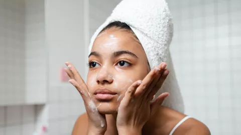 ¿Qué le pasa a tu cara cuando la lavas con agua fría?