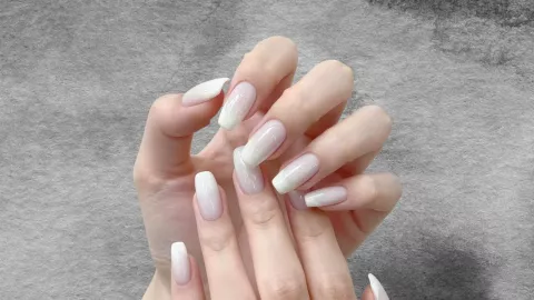 Manicure primavera 2026: 5 diseños en tono Cloud Dancer que dominarán la temporada