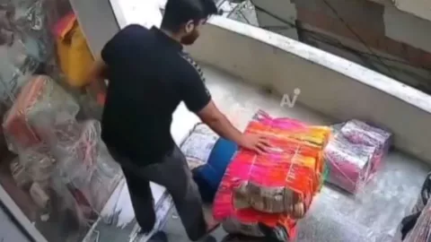 VIDEO FUERTE: Accidente laboral en India, un hombre pierde la vida al caer al vació de un edificio.