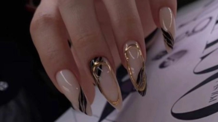 diseños de uñas beige con dorado y negro
