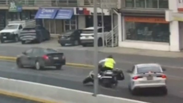 ¡Lo-están-buscando_-Automovilista-embiste-a-agente-de-Tránsito-en-Monterrey-y-se-da-a-la-fuga.webp
