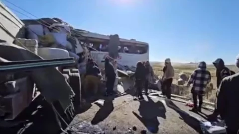 carretera–bolivia-chile-camión-choca-autobús-pasajeros-muertos
