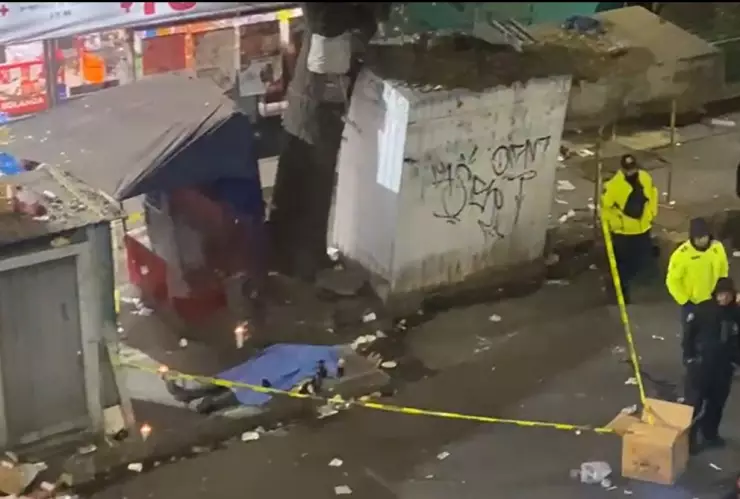 Hombre muere misteriosamente afuera de Metro Guelatao; esperaba su camión