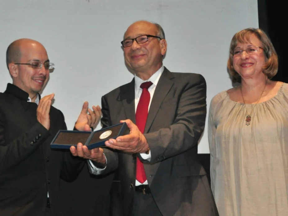 Alejandro Pelayo recibió la presea