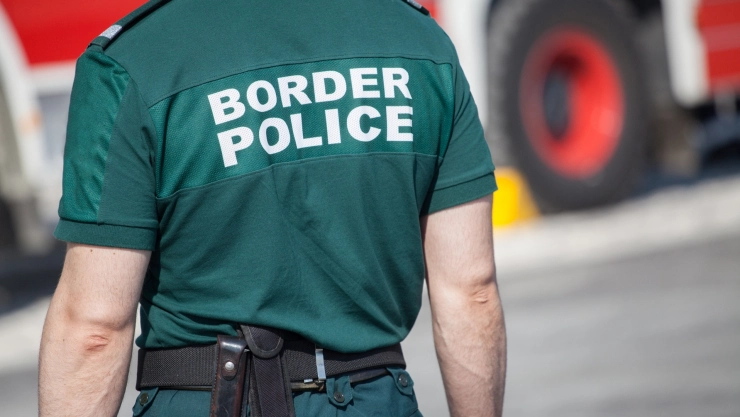 Oficial fronterizo de EU de espaldas