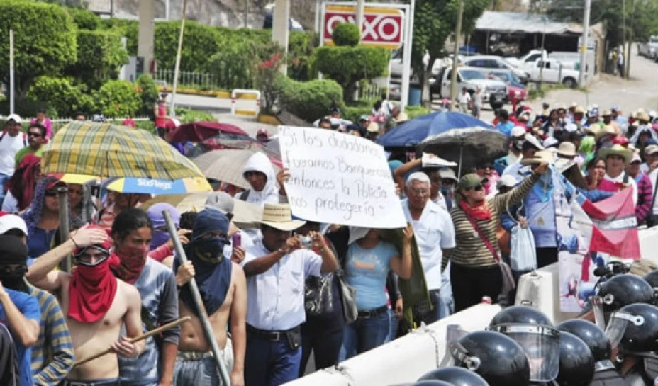 En el establecimiento, los manifestantes pidieron a los clientes que se encontraban ahí que no hicieran compras