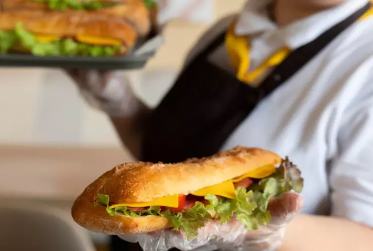 Aumentan el salario en California a 20 dólares