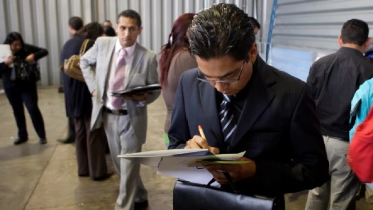 Personas acudiendo a una feria del empleo