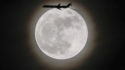 Una superluna es visible a simple vista y no es necesario utilizar telescopios o binoculares para apreciar su belleza.