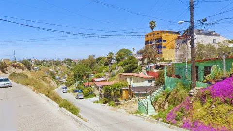 Auto se precipita desde rampa en Tijuana: conductor sobrevive a caída de 20 metros