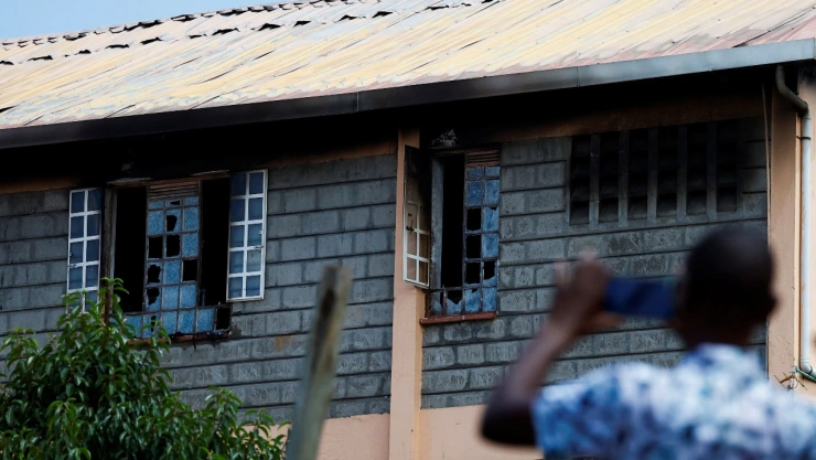 Padres toman fotografías de las ruinas del dormitorio tras un incendio nocturno en la escuela secundaria Utumishi Girls’ Academy en Gilgil, condado de Nakuru, Kenia