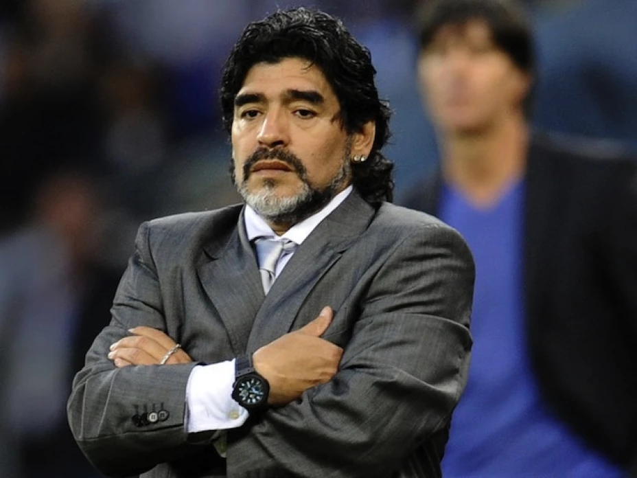 El argentino Diego Maradona vendió un arete de diamantes para pagar su deuda de 37 millones de euros con Italia