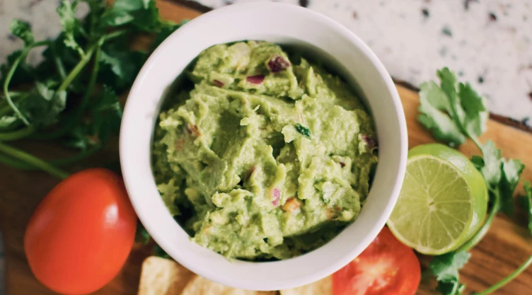 El guacamole está compuesto por aguacate, un alimento saludable
