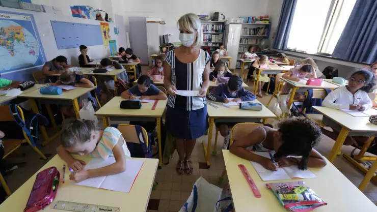 La enseñanza primaria, los jardines de infancia, las guarderías y la educación especial reabrieron este lunes en Grecia, tras ocho semanas de cierre.